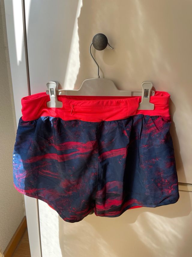 Shorts deportivos azul y rosa