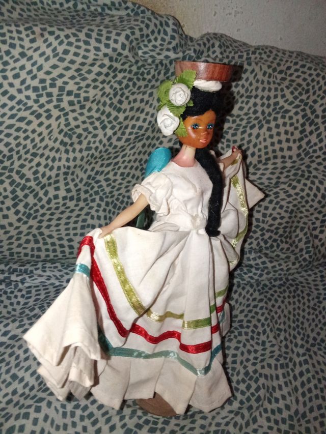 Muñeca Barbie de madera