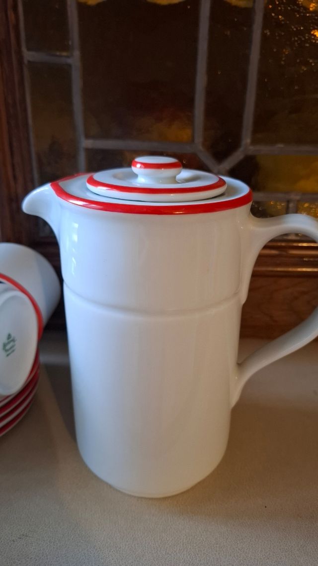 Servizio da caffè in porcellana bianco-rossa ridotto a 15€