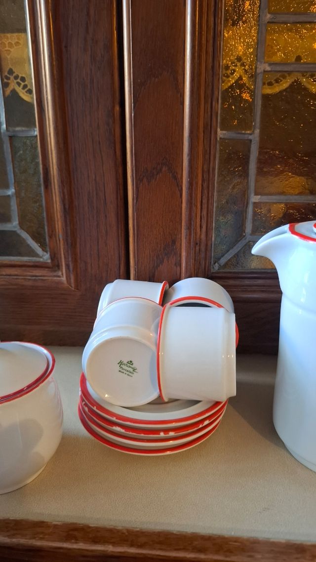 Servizio da caffè in porcellana bianco-rossa ridotto a 15€