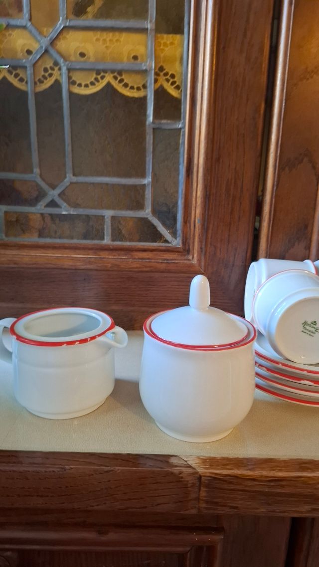 Servizio da caffè in porcellana bianco-rossa ridotto a 15€