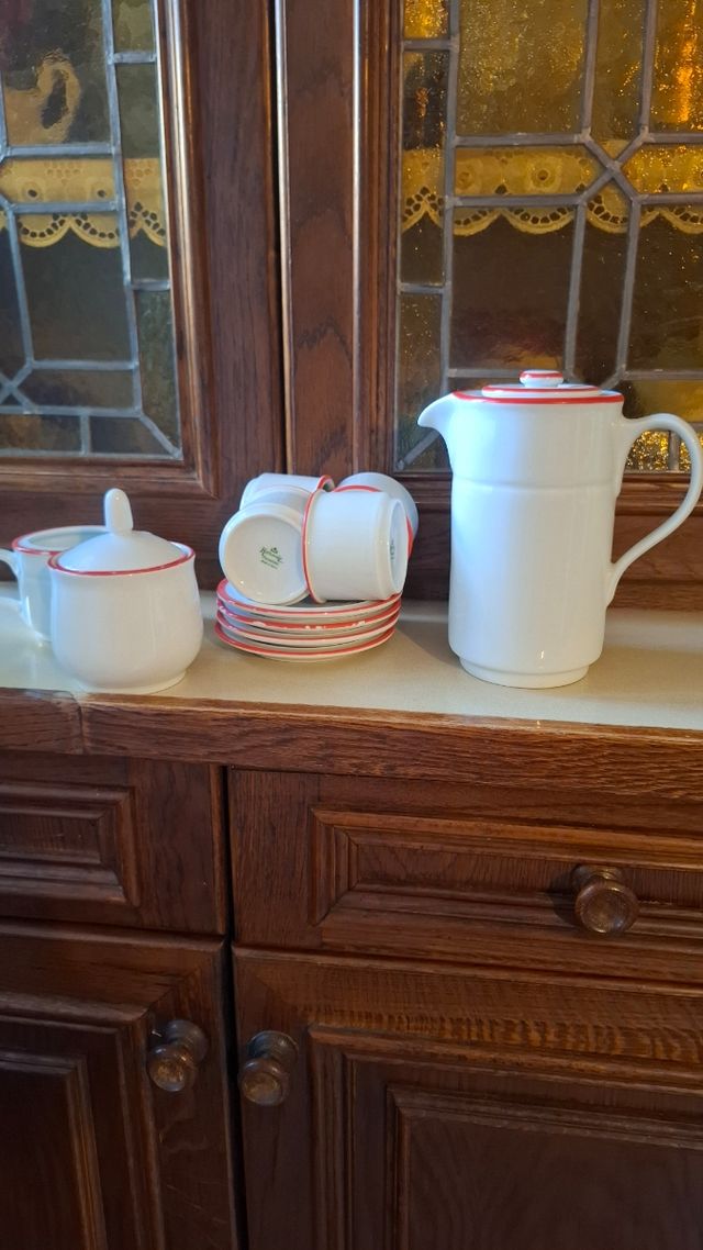 Servizio da caffè in porcellana bianco-rossa ridotto a 15€