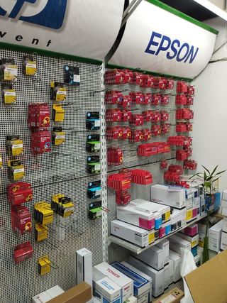 Estantería metálica gris y blanca