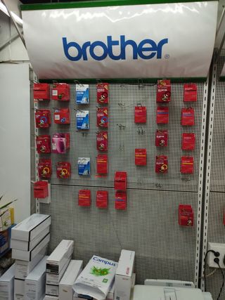 Estantería metálica gris y blanca