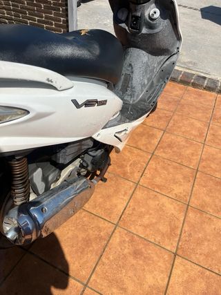 Moto SYM 125cc blanca
