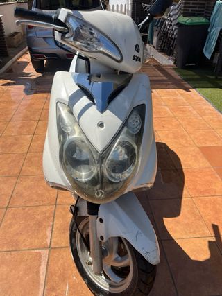 Moto SYM 125cc blanca