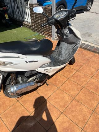 Moto SYM 125cc blanca