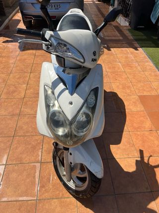 Moto SYM 125cc blanca