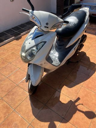Moto SYM 125cc blanca
