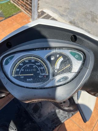 Moto SYM 125cc blanca