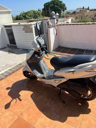 Moto SYM 125cc blanca