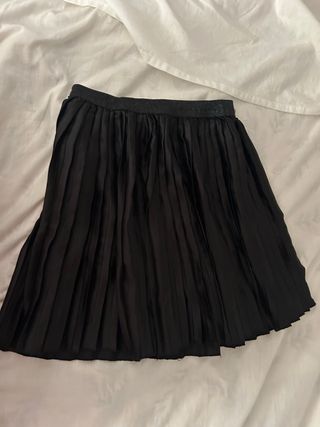 Falda negra plisada c/ elástico