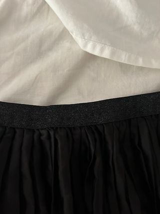 Falda negra plisada c/ elástico