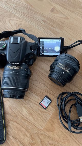 Cámara Nikon D5100 + accesorios + 2 lentes. 