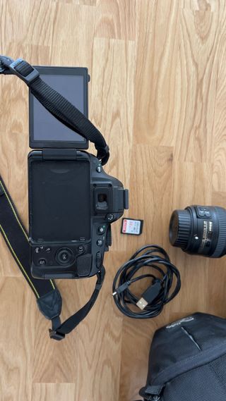 Cámara Nikon D5100 + accesorios + 2 lentes. 