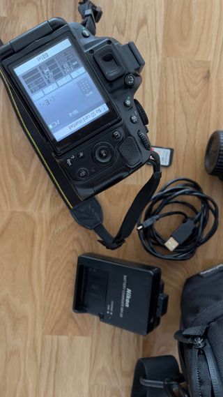 Cámara Nikon D5100 + accesorios + 2 lentes. 