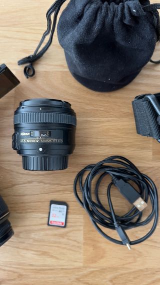 Cámara Nikon D5100 + accesorios + 2 lentes. 