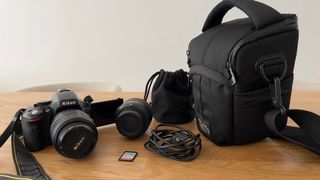 Cámara Nikon D5100 + accesorios + 2 lentes. 