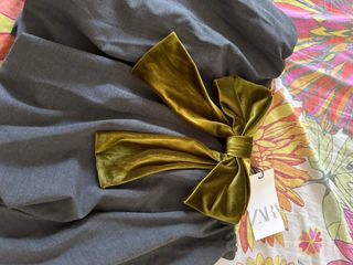 Falda Zara gris con lazo verde