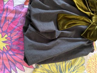Falda Zara gris con lazo verde