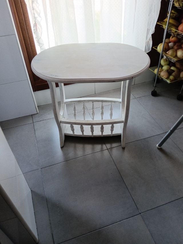 Mesita blanca de madera con revistero