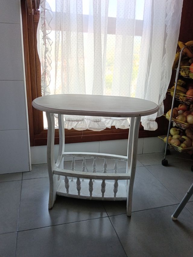 Mesita blanca de madera con revistero