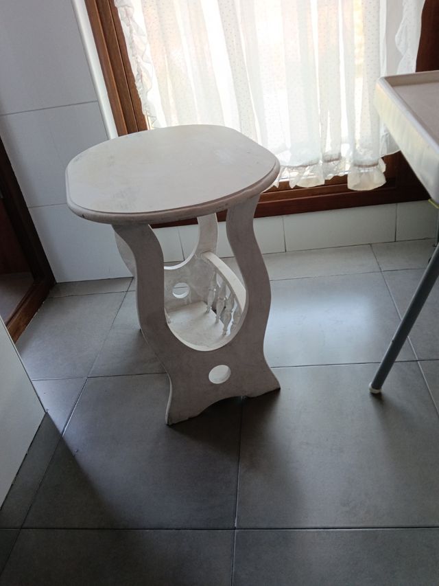 Mesita blanca de madera con revistero