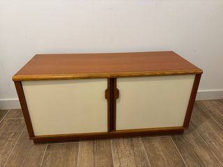 Mueble de madera + dos mesitas de noche. 
