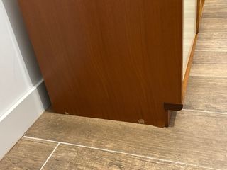 Mueble de madera + dos mesitas de noche. 