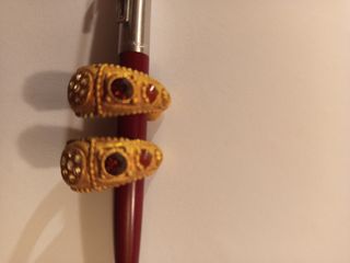 Pendientes dorados con piedras rojas