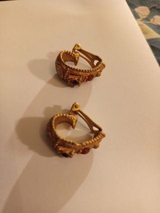 Pendientes dorados con piedras rojas