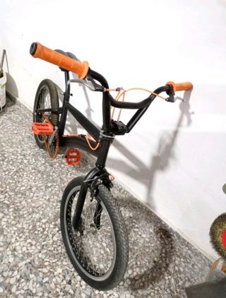 Bicicleta BMX negra y naranja