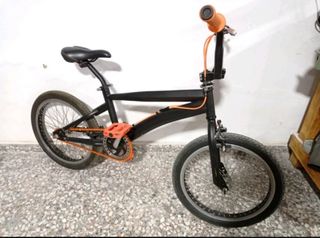 Bicicleta BMX negra y naranja