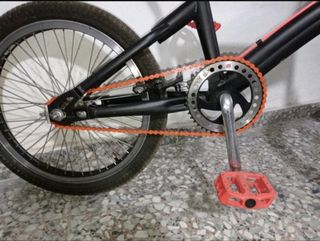 Bicicleta BMX negra y naranja