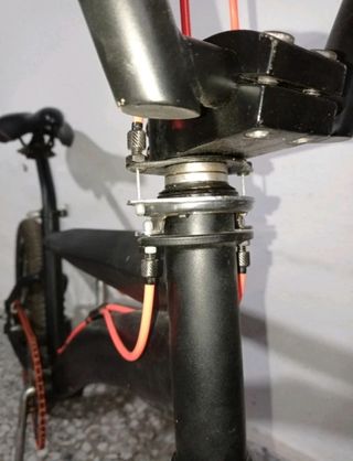 Bicicleta BMX negra y naranja