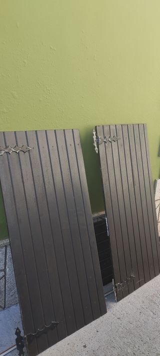 Contraventanas madera oscuras