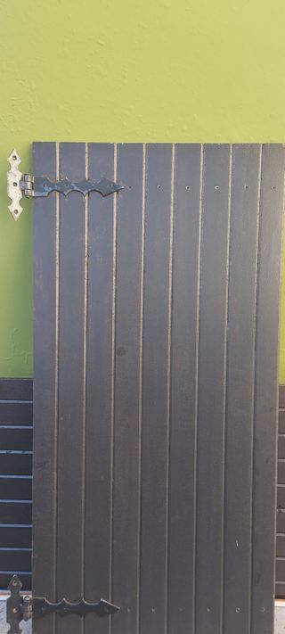 Contraventanas madera oscuras