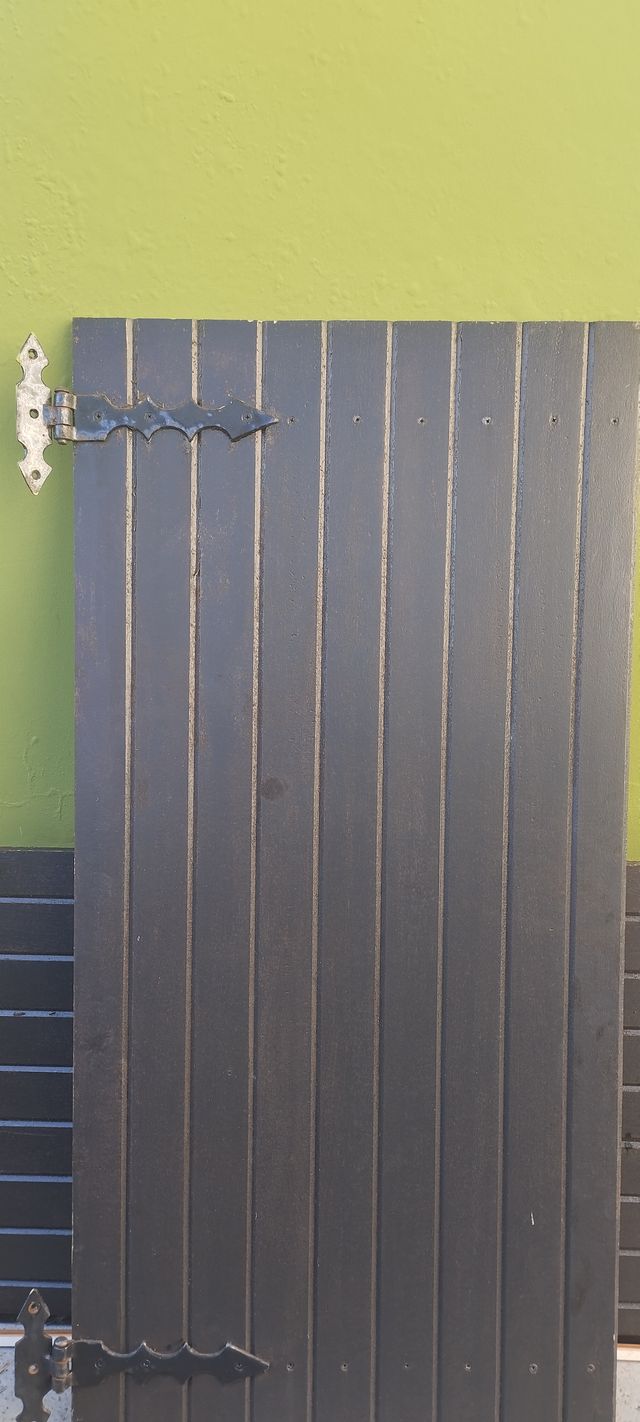 Contraventanas madera oscuras