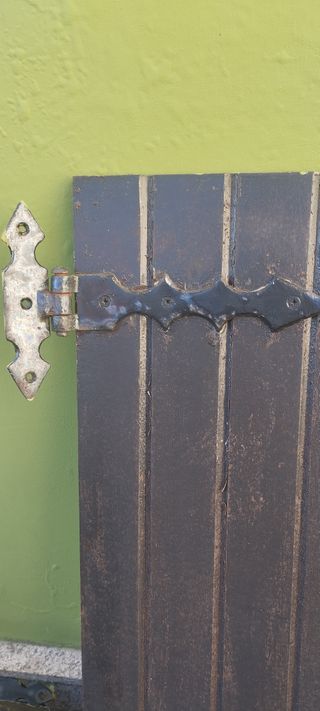 Contraventanas madera oscuras