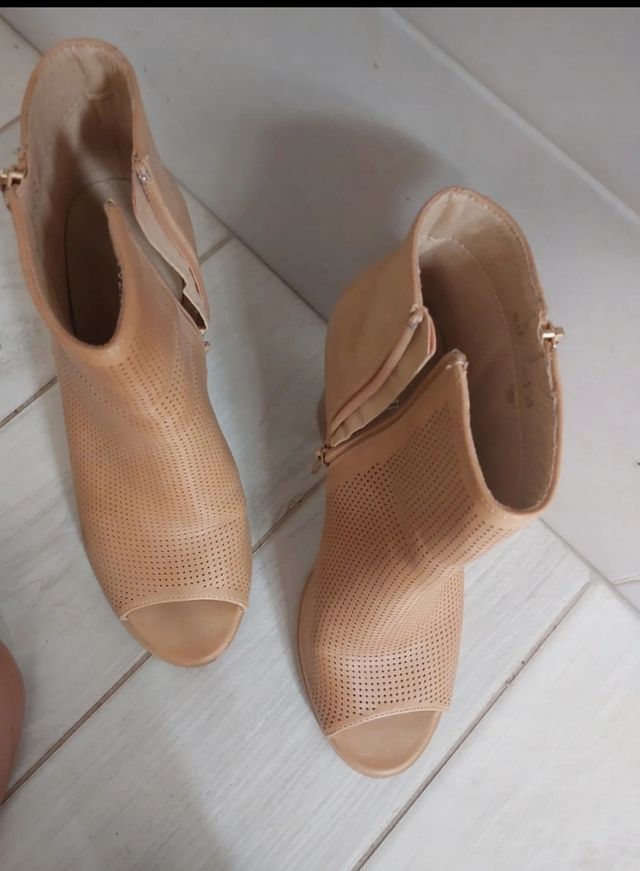 Sandali color rosa e bianco più  una decolte,