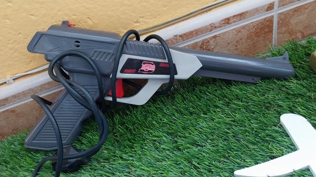 Consola + Mandos + Pistola + Juego 1990