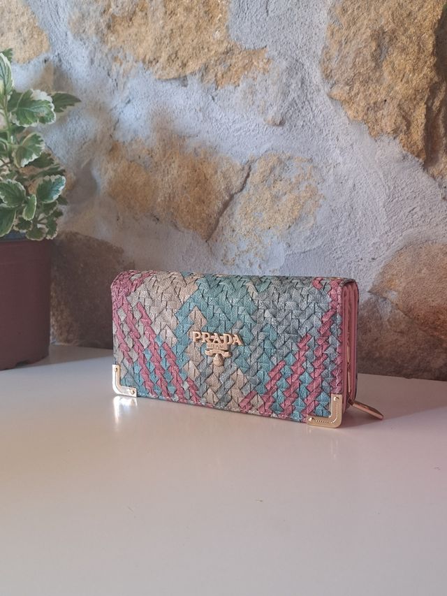 Monedero multicolor tejido