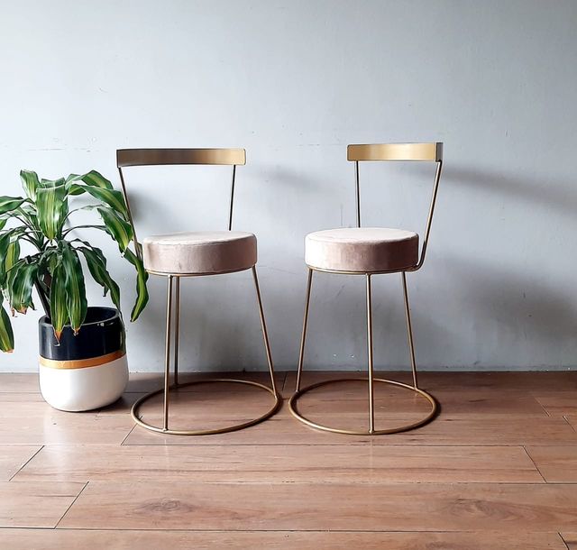 Taburete metal bajos con respaldo y tapizado
