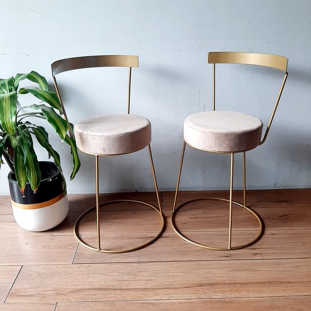 Taburete metal bajos con respaldo y tapizado