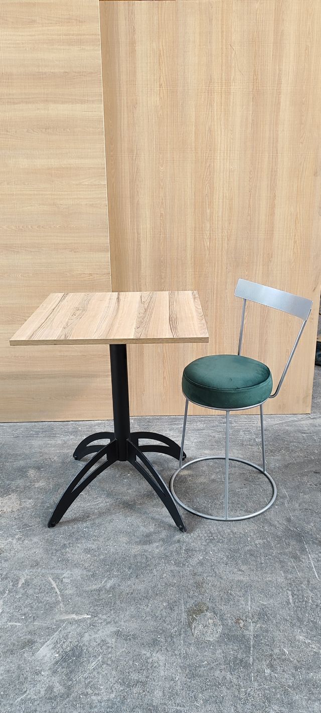Taburete metal bajos con respaldo y tapizado