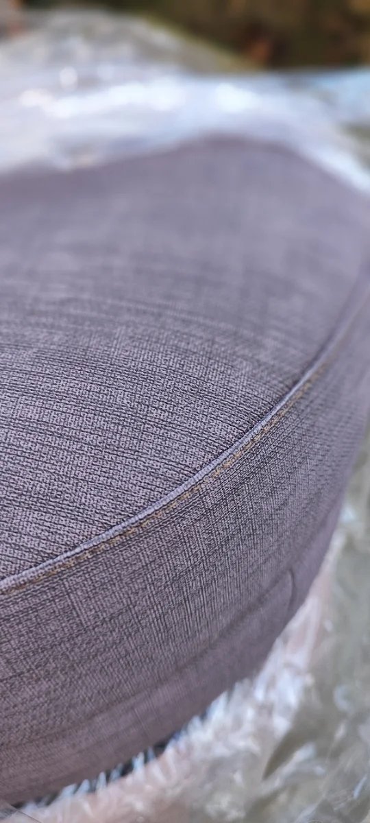 Taburete metal bajos con respaldo y tapizado