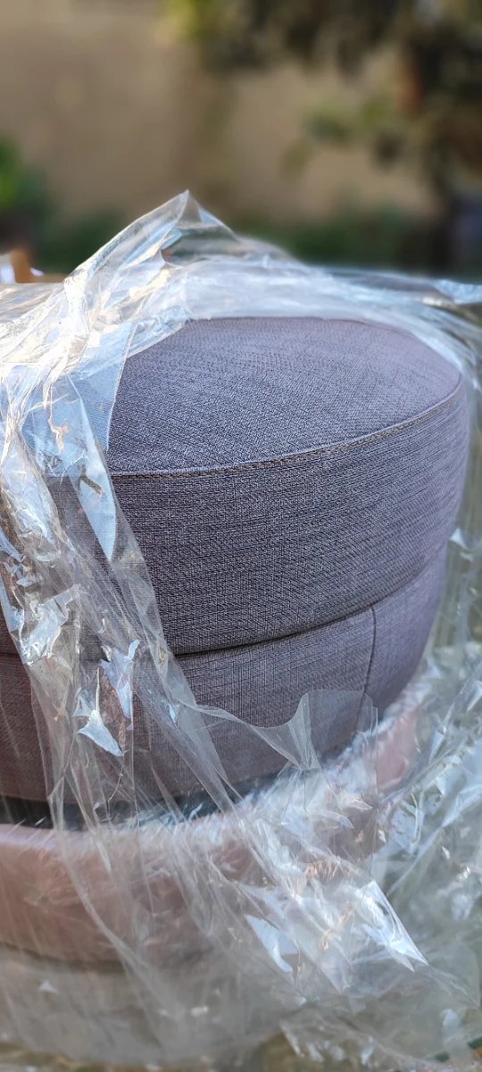 Taburete metal bajos con respaldo y tapizado