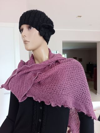 Cappello nero & scialle viola