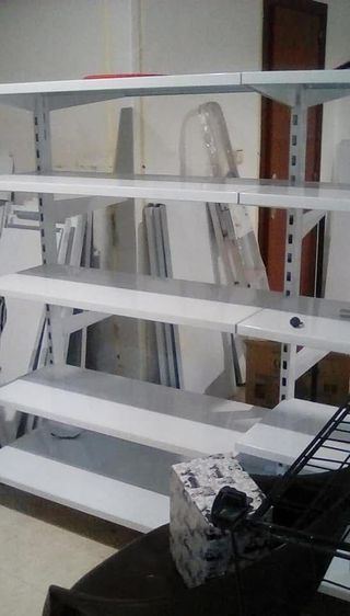 Estantería metálica blanca comercio