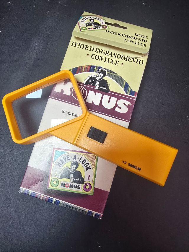 Lupa con luz rectangular Konus